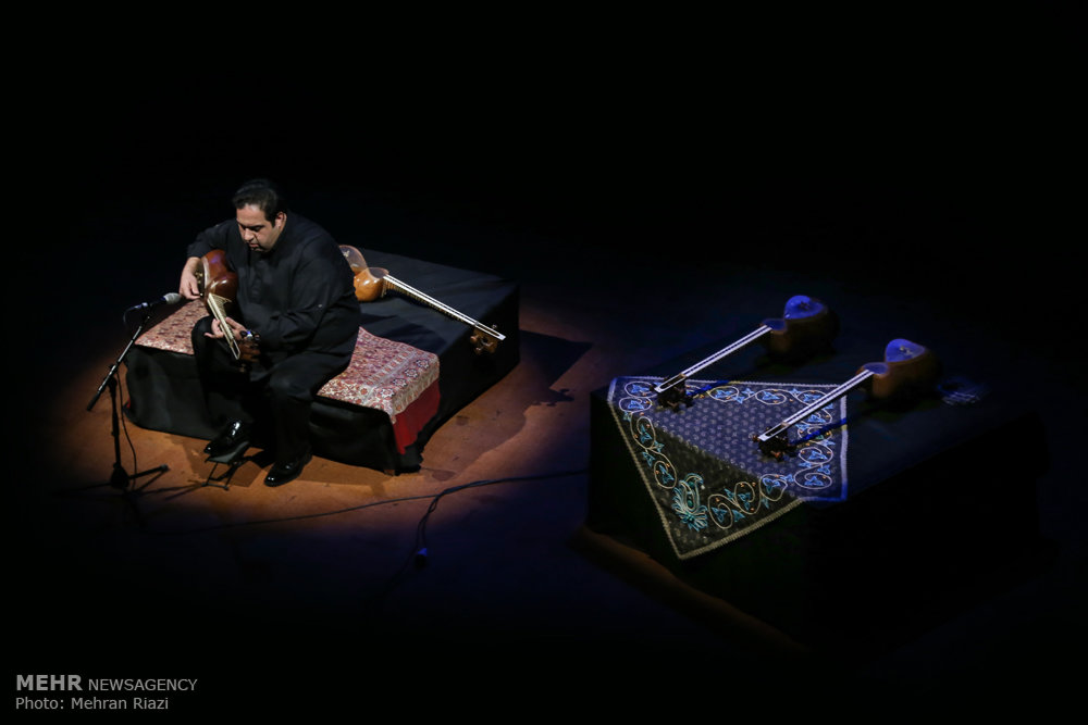 شب دوم کنسرت چند شب تار شامگاه یکشنبه در تالار رودکی تهران برگزار شد.