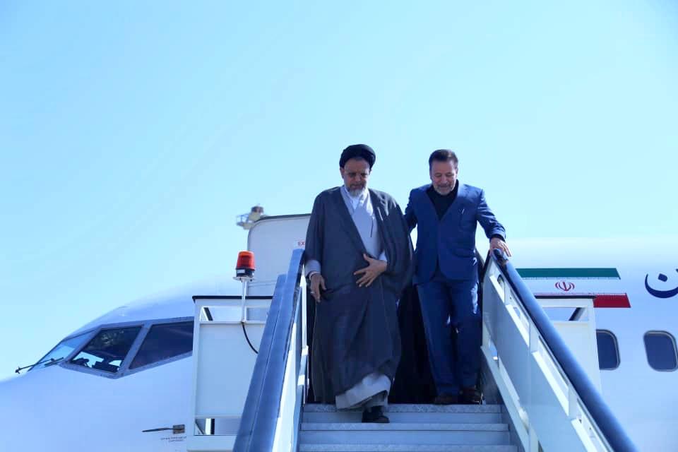 استقبال از رئیس دفتر رئیس جمهور با حضور استاندار فارس و استاندار بوشهر در فرودگاه عسلویه و حرکت به سمت شهر مهر