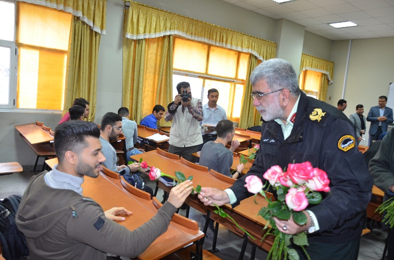 اهداء گل توسط فرمانده انتظامی فارس به دانشجویان