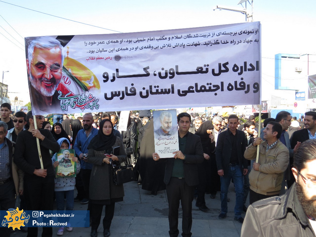حضور مدیرکل و کارکنان اداره کل تعاون، کار و رفاه اجتماعی فارس در اجتماع بزرگداشت شهید سلیمانی در شیراز
