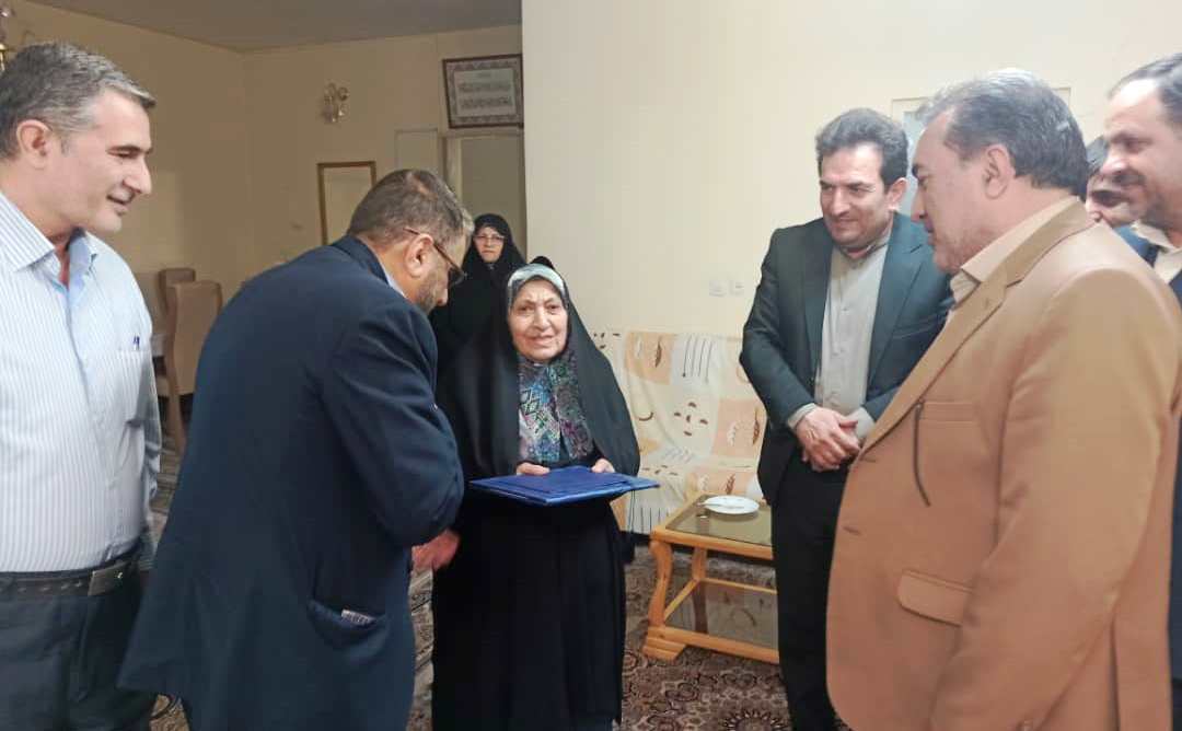 دیدار مدیرکل آموزش‌وپرورش فارس با خانواده شهید فرهنگی علی‌رضا موسوی