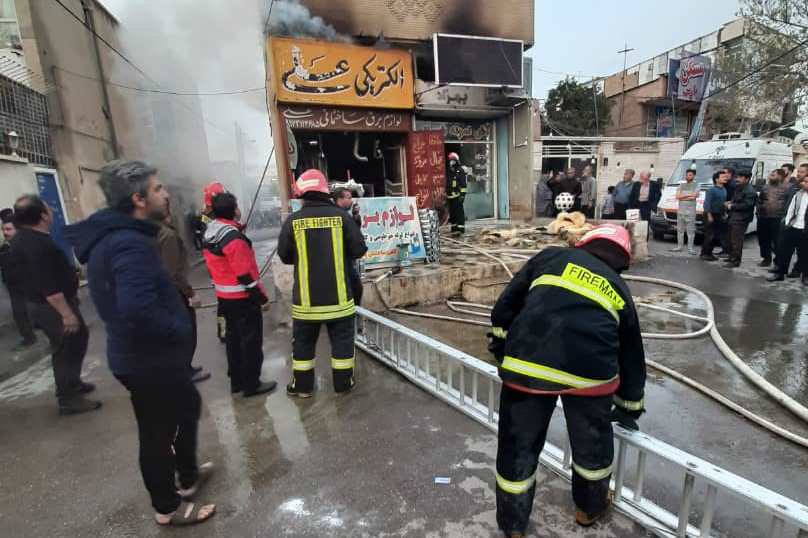 آتش سوزی فروشگاه لوازم الکتریکی در بلوار ارتش شیراز