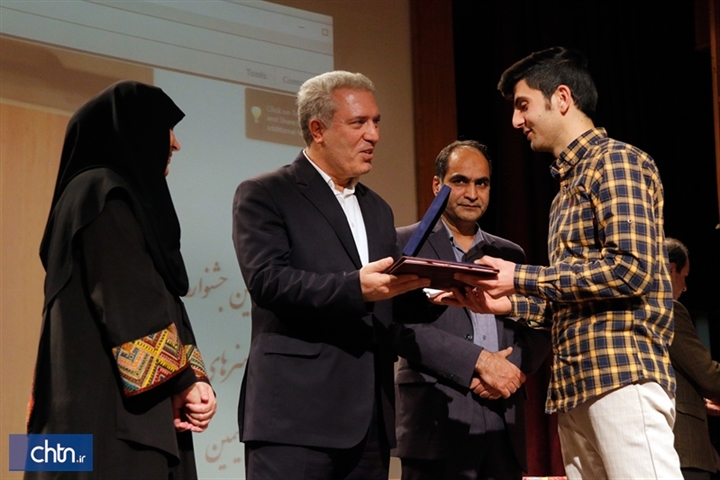 تقدیر از سه هنرمند برگزیده استان فارس در چهارمین جشنواره صنایع دستی فجر