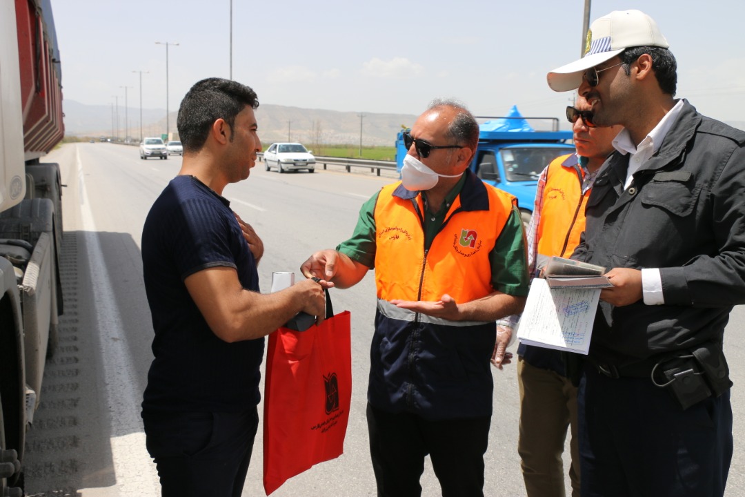 اهدای ۲۰۰ بسته ایمنی به رانندگان جاده ای استان فارس