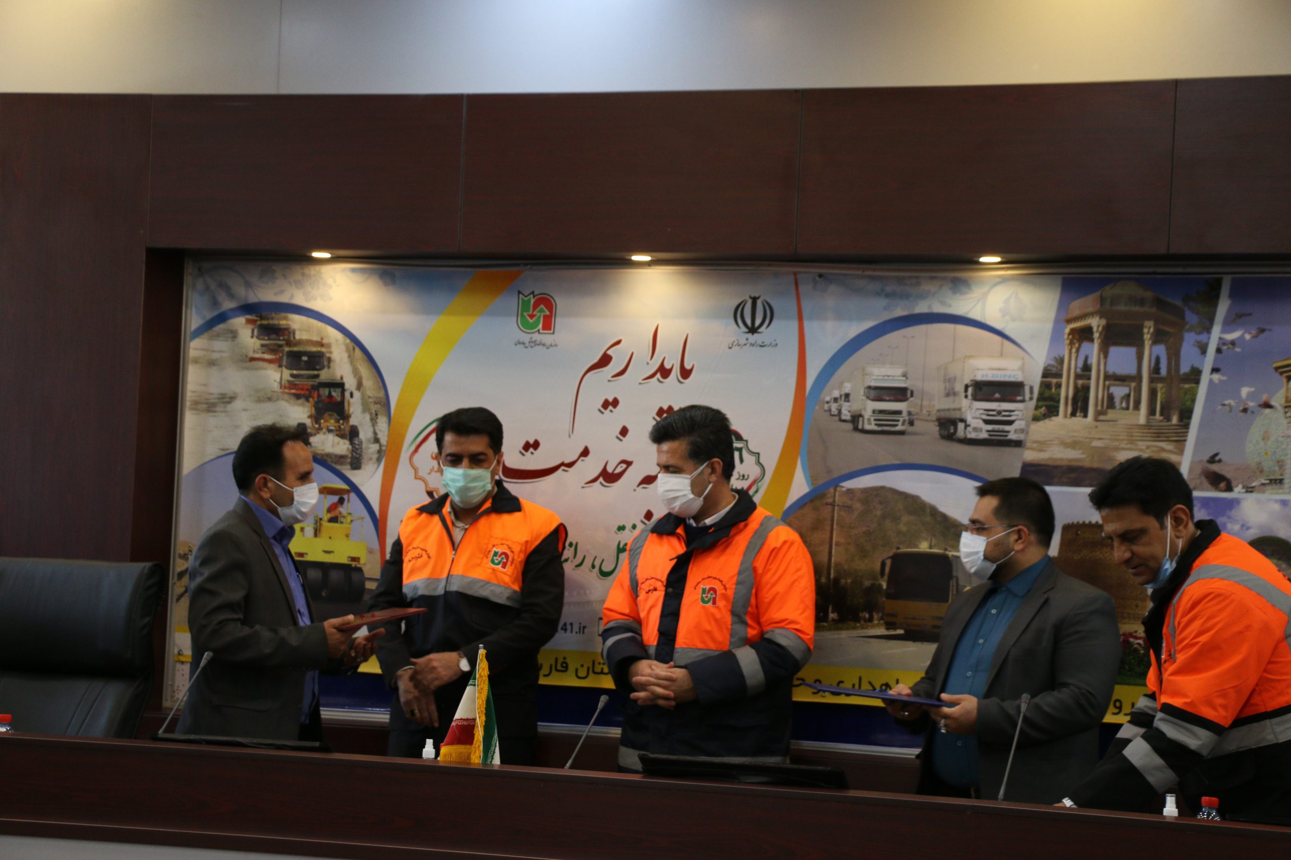 نشست صمیمی تشکل های صنفی حمل و نقل جاده ای رانندگان کالا و مسافر استان با مدیرکل راهداری و حمل و نقل جاده ای فارس