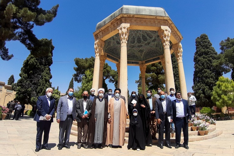 جشنواره ملی شعر گمنامی در جوار آرامگاه حافظ در شیراز برگزار شد