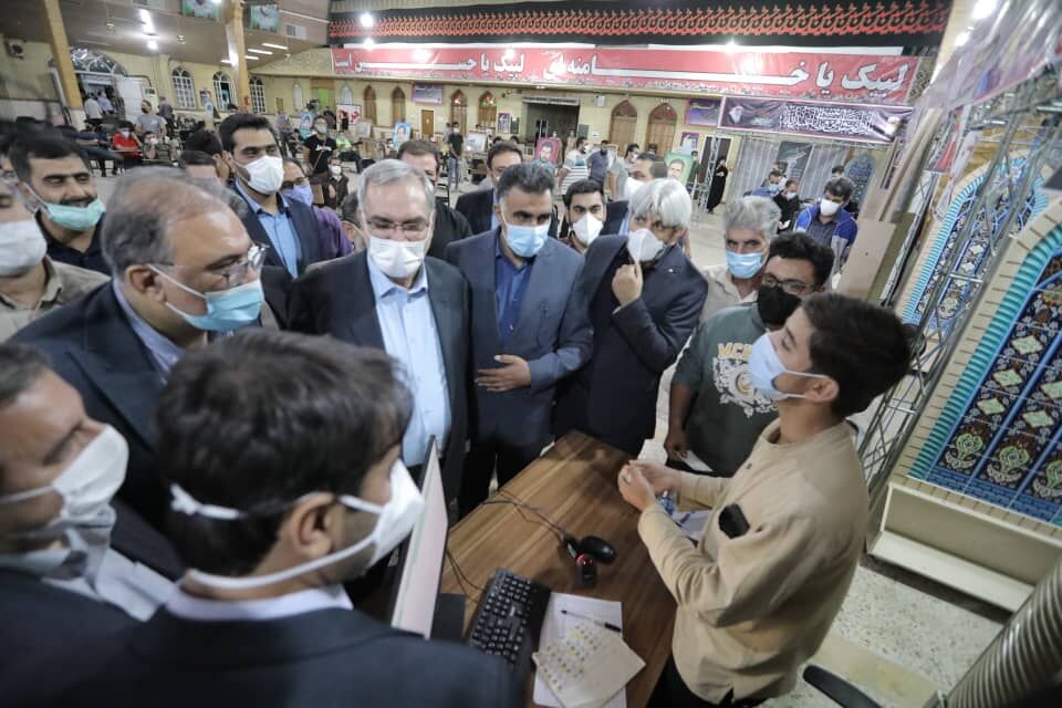 بازدید شبانگاهی وزیر بهداشت،از پایگاه واکسیناسیون در شیراز