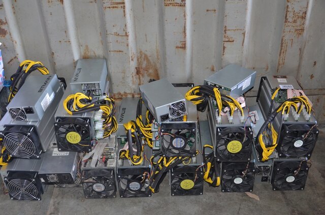 کشف وضبط ۱۴ دستگاه غیرمجاز استخراج ارز دیجیتال در شیراز
