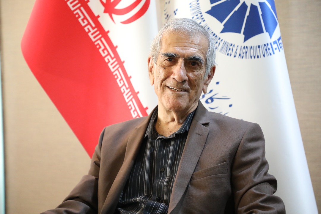 عنوان پدر ھیدروژ ئولوژی ایران به عضو اتاق بازرگانی فارس تعلق گرفت