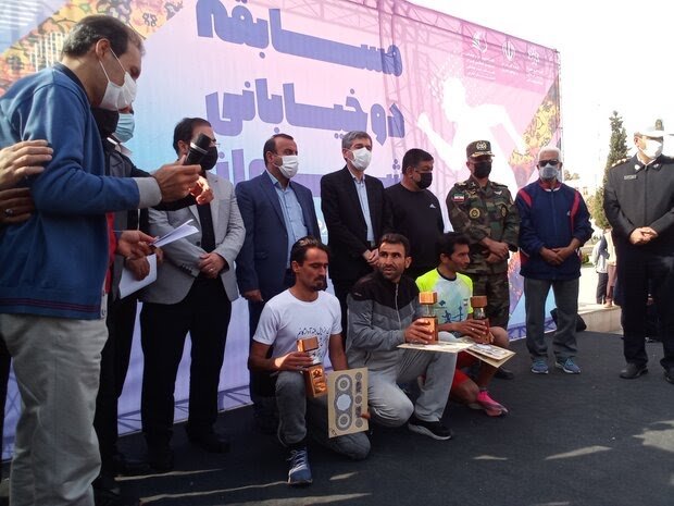 مسابقه دو خیابانی توسط ۱۰۰۰ دونده شیرازی برگزارشد