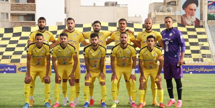 تیم فجر سپاسی با استقلال تهران، بازی می‌کند