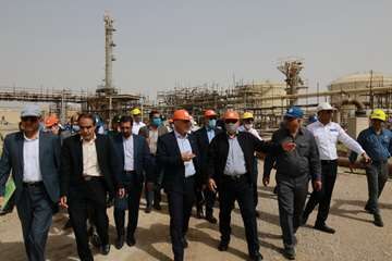 بازدید مدیرعامل شرکت نفت مناطق مرکزی و هیئت همراه از میدان نفتی خشت و روند پیشرفت این پروژه