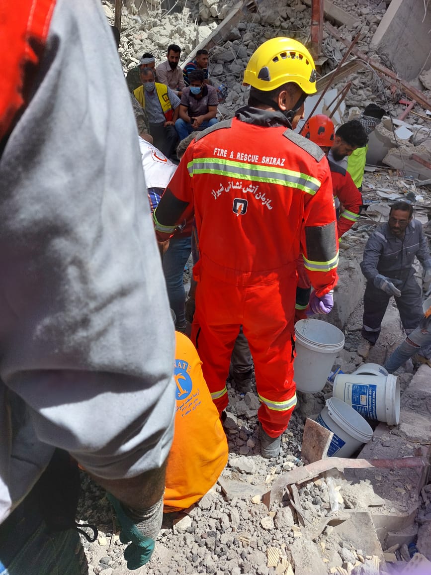 تشریح جزئیات عملیات آواربرداری و نجات آتش‌نشانان شیراز در حادثه متروپل آبادان