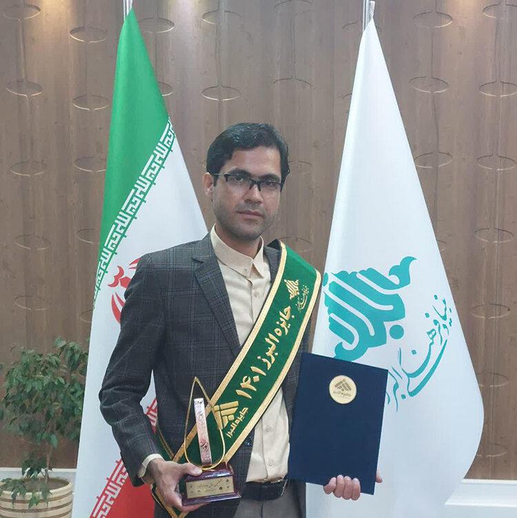 جایزه شصتمین دوره از جشنواره بزرگ بنیاد البرز، در دستان دانشجوی علوم پزشکی شیراز