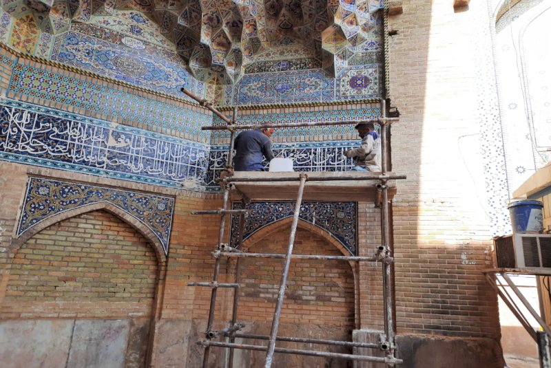 مرمت بخشی از کاشی‌کاری‌های معرق سردر دروازه امام مسجد عتیق
