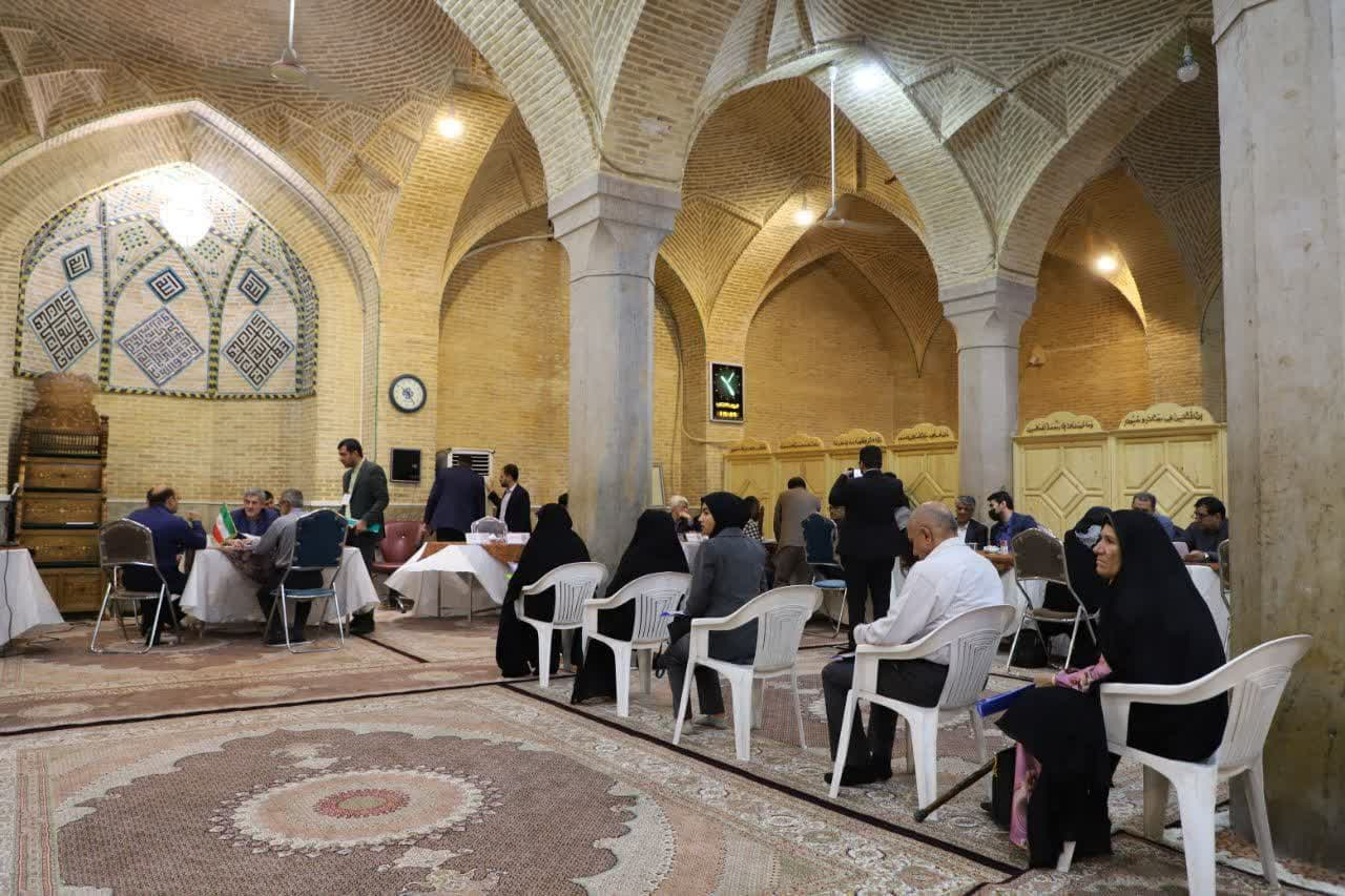 دیدار مردمی استاندار فارس و مسوولان دانشگاه علوم پزشکی شیراز در مسجد وکیل
