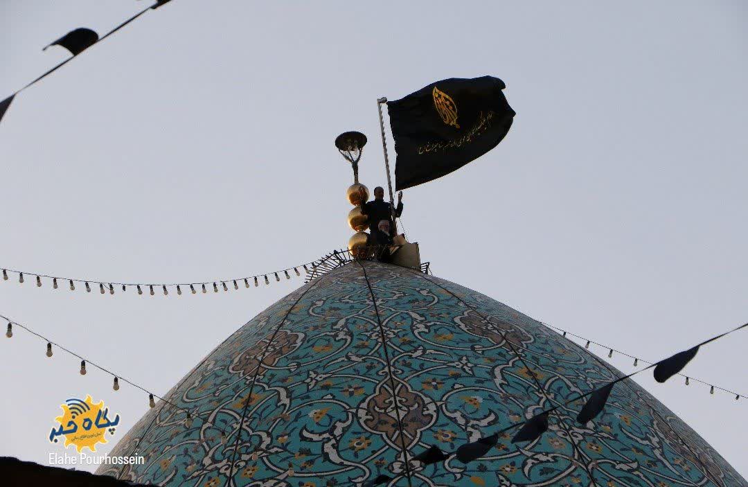 اهتزاز پرچم عزای حسینی بر فراز گنبد حرم مطهر حضرت احمدبن موسی علیهماالسلام
