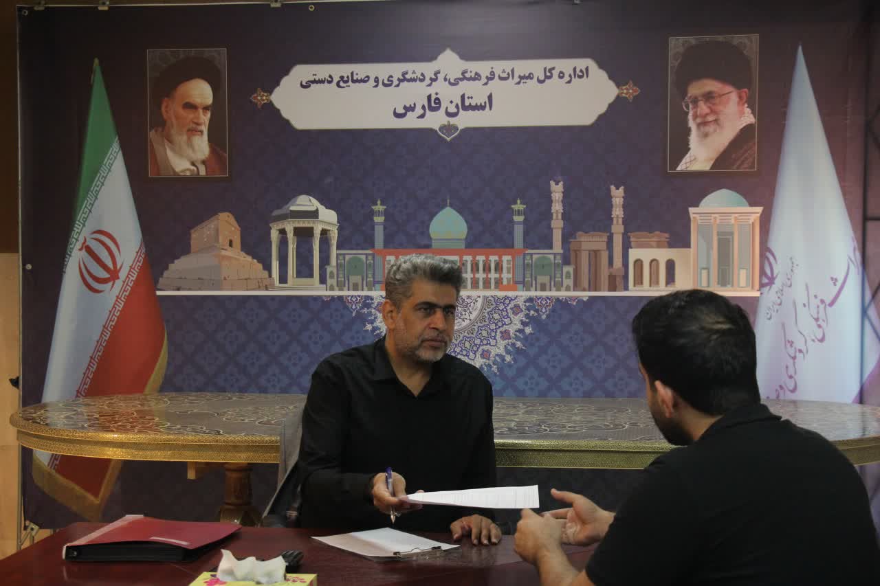 محسن نژاد با میز خدمت درمیراث فرهنگی فارس به استقبال مراجعه کنندگان رفت
