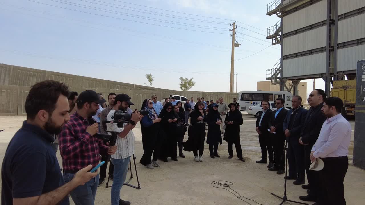 خبرنگاران از کارخانه تولید آسفالت شهرداری شیراز در دوکوهک بازدید کردند