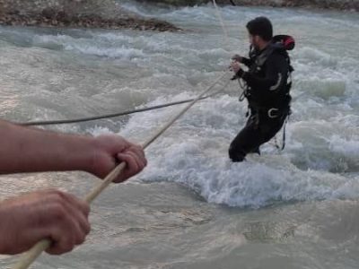 آتش نشانان شیراز خانواده گرفتار در رودخانه را نجات دادند