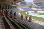 آماده‌سازی ورزشگاه پارس برای آیین افتتاح و نخستین مسابقه لیگ برتر در شیراز/ ۲۲۰ پاکبان در دو نوبت، مشغول عملیات گسترده پاکسازی و جمع‌آوری پسماندهای عمرانی ورزشگاه پارس هستند
