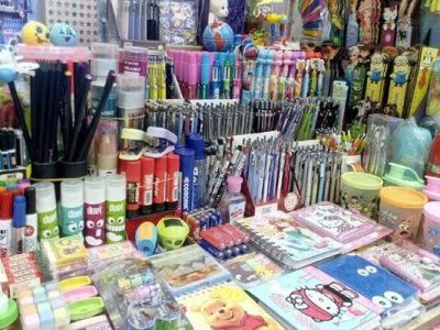 بوی مهر در بازارهای هفتگی شیراز؛ عرضه نوشت‌افزار با تخفیف ویژه به استقبال دانش‌آموزان  