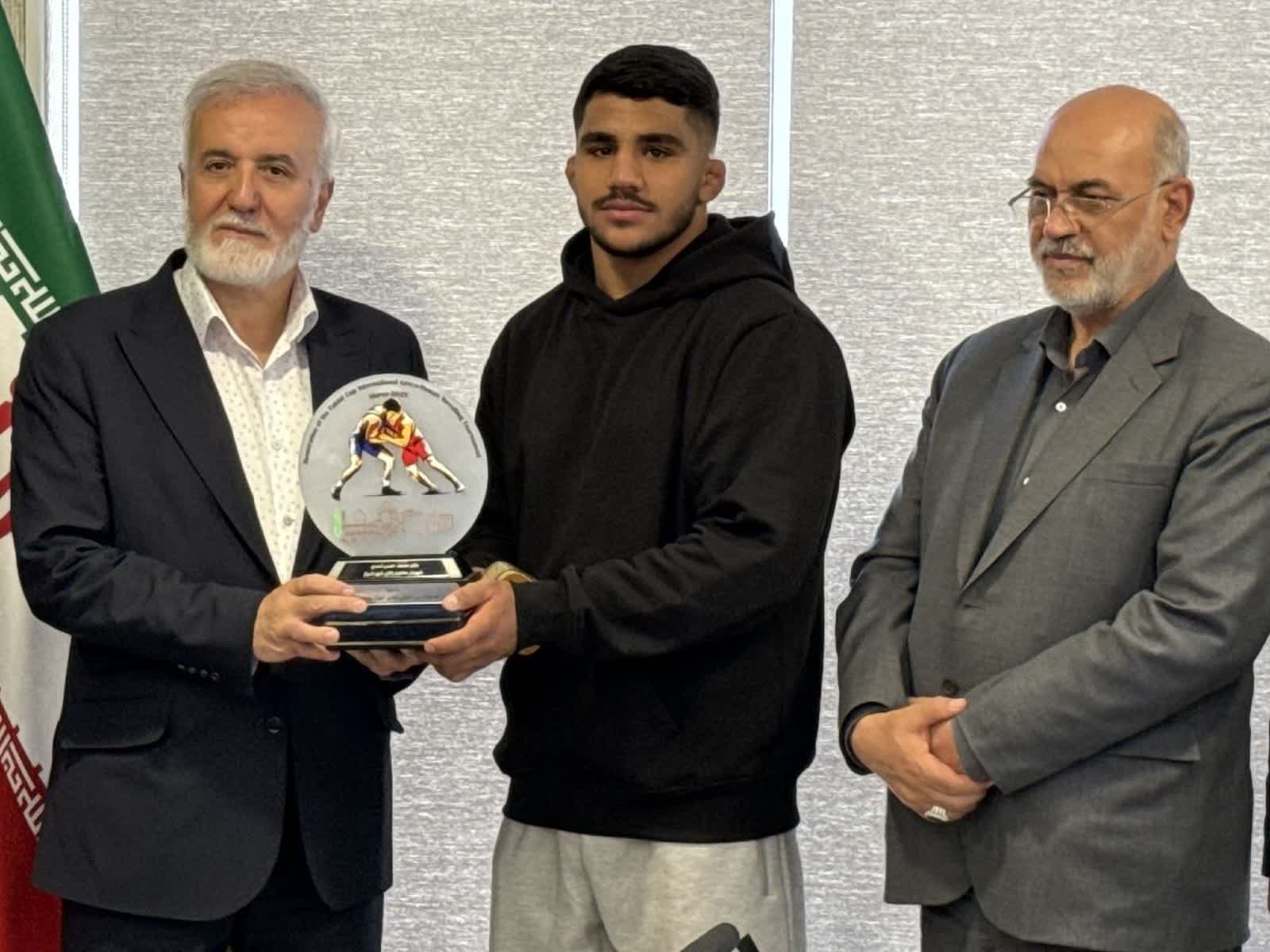 غلامرضا فرخی الگویی برای جوانان و نماد عزم و اراده است/ ورزشکاران متعهد سرمایههای معنوی کلانشهر شیراز هستند غلامرضا فرخی الگویی برای جوانان و نماد عزم و اراده است/ ورزشکاران متعهد سرمایههای معنوی کلانشهر شیراز هستند